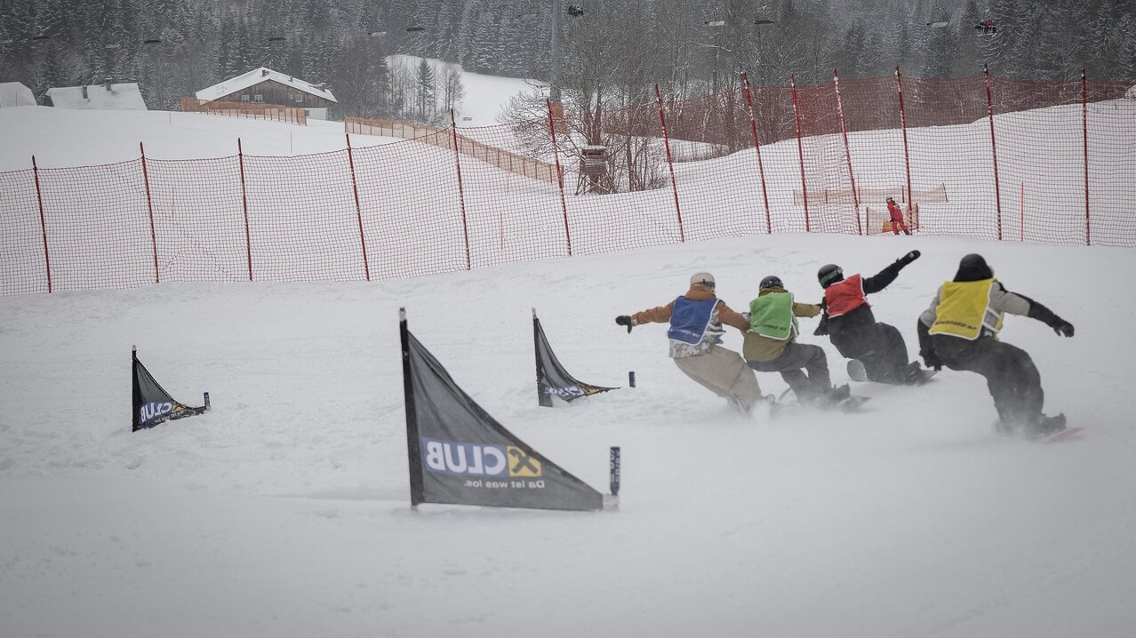 Snowboardcross-Athlet:innen auf der Strecke | © Mario Lange