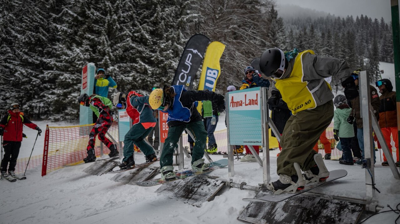 Start Snowboardcross, Athleten schieben sich aus dem Start | © Mario Lange