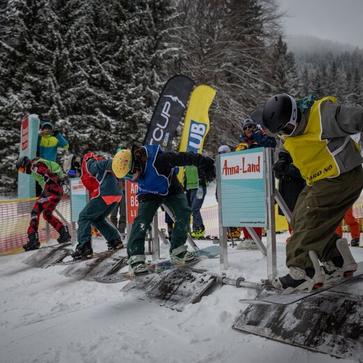Start Snowboardcross, Athleten schieben sich aus dem Start | © Mario Lange