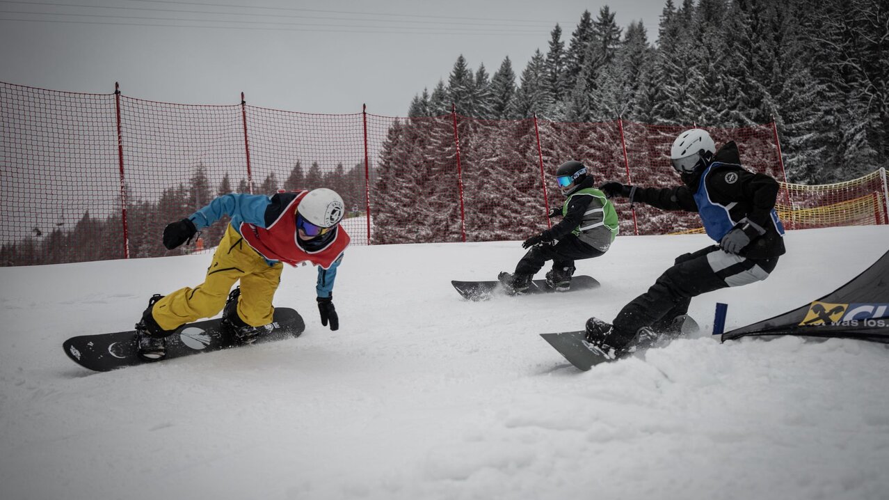 Snowboardcross-Athlet:innen auf der Strecke | © Mario Lange