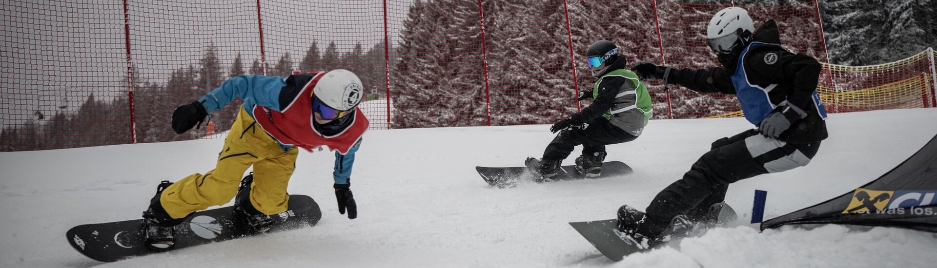 Snowboardcross-Athlet:innen auf der Strecke | © Mario Lange
