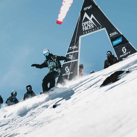 Snowboarderin auf Steilhang im freien Gelände | © Maximilian Pflanzl