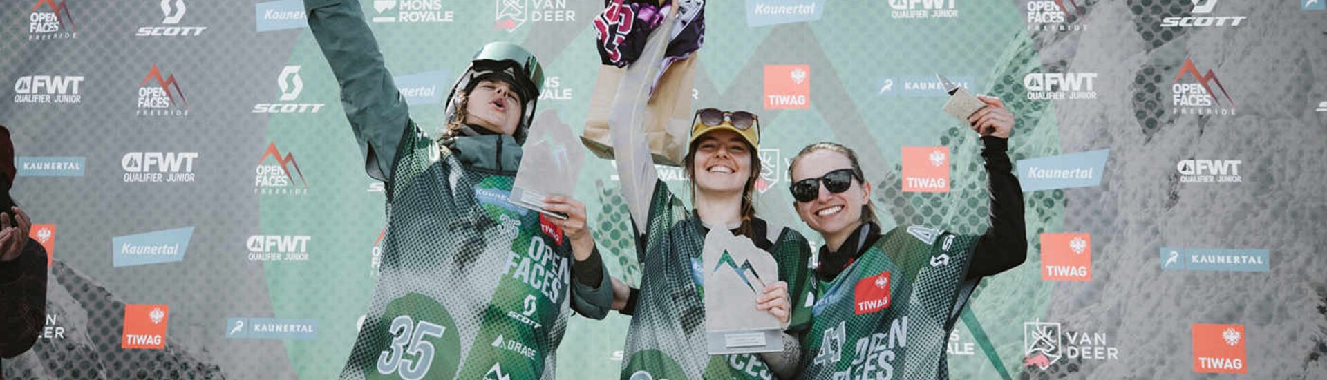 Marie Loidl auf Platz 1 beim Siegerpodest | © Mia Knoll