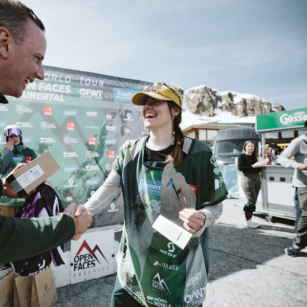 Athletin nimmt bei Siegerehrung Preis entgegen | © Mia Knoll