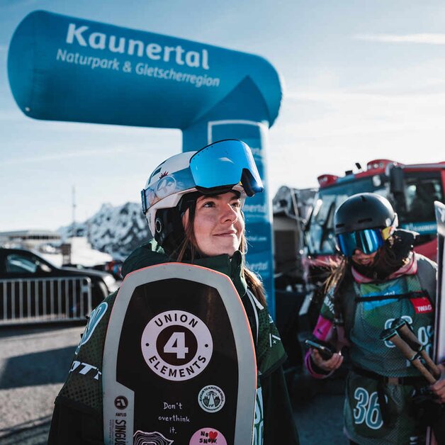 Marie Loidl mit Snowboard in der hand | © Maximilian Pflanzl