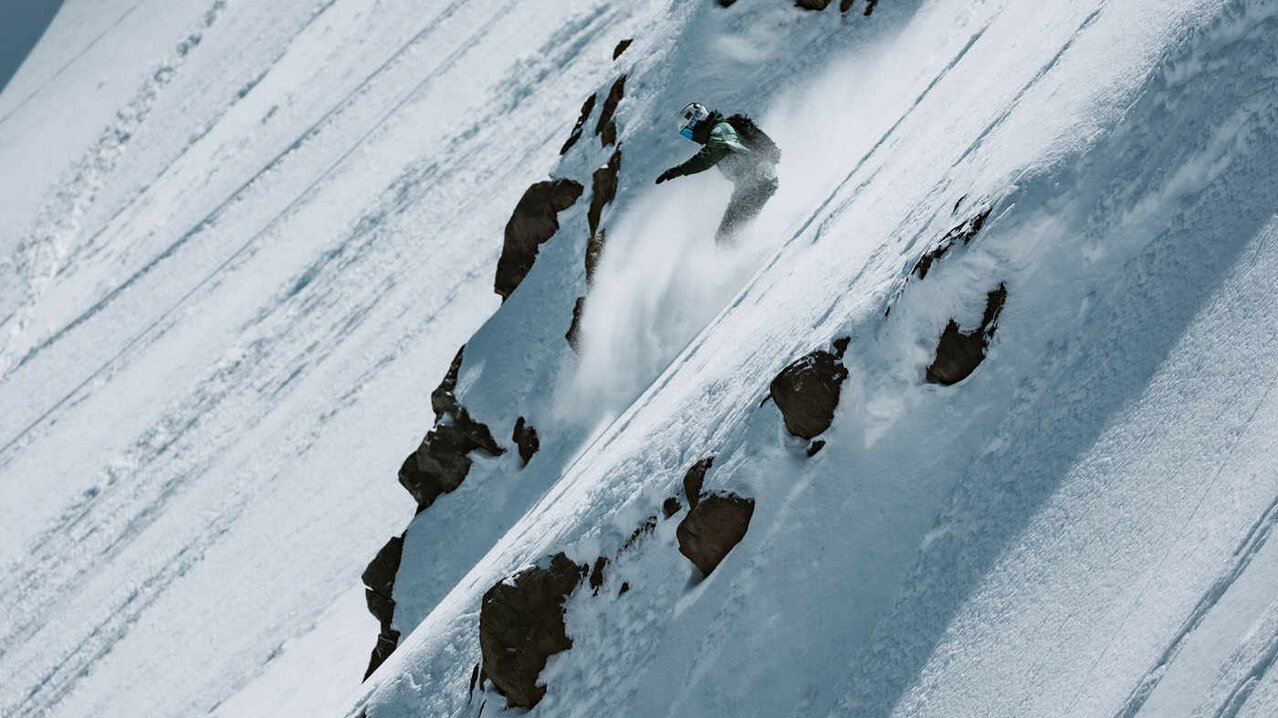 Snowboarderin bei Abfahrt im freien Gelände | © Mia Maria Knoll