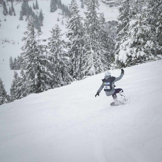 Snowboarder bei Abfahrt durchs Gelände | © Mario Lange