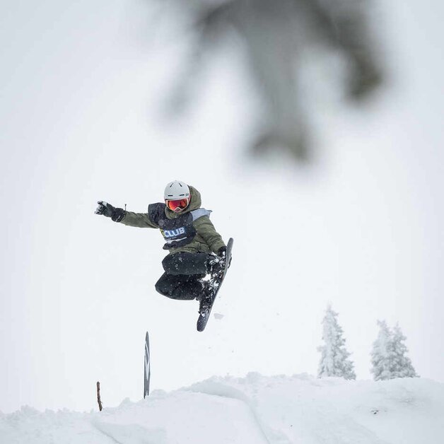 Snowboarder beim Sprung | © Mario Lange