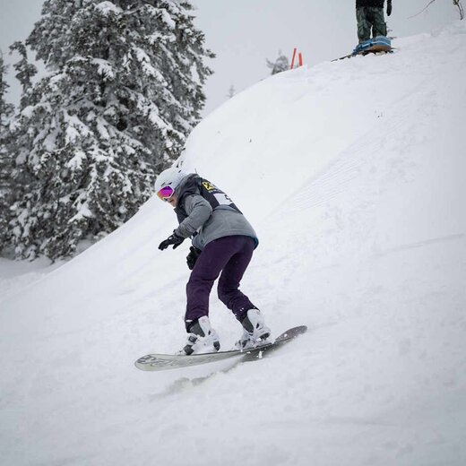 Snowboarderin bei Abfahrt durchs Gelände | © Mario Lange