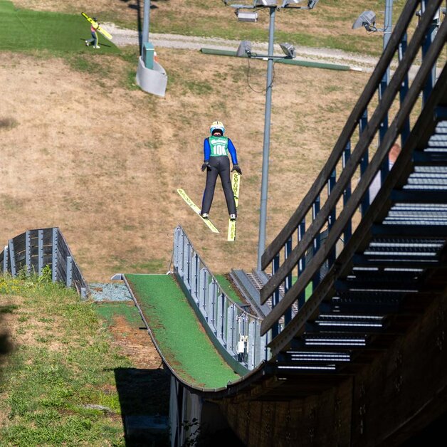 Skispringer kurz nach Absprung vom Schanzentisch, Aufnahme von hinten | © Albert Reiter